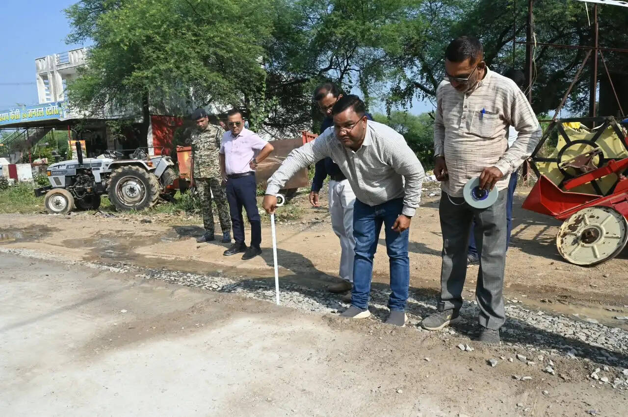 निर्माणाधीन सड़क और पुल की गुणवत्ता जांचने पहुंचे कलेक्टर, मौके पर कराई चौड़ाई और मोटाई की माप
