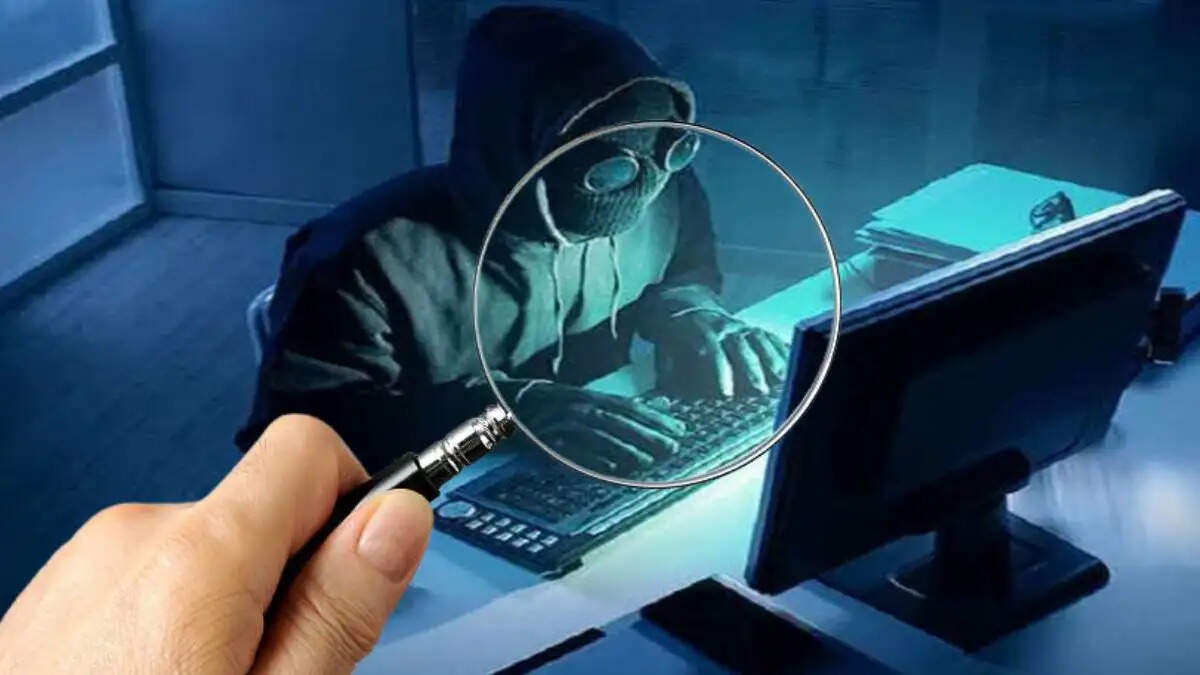 नोएडा में डिजिटल अरेस्ट, ब्लैकमेल और फर्जी निवेश से लाखों की ठगी