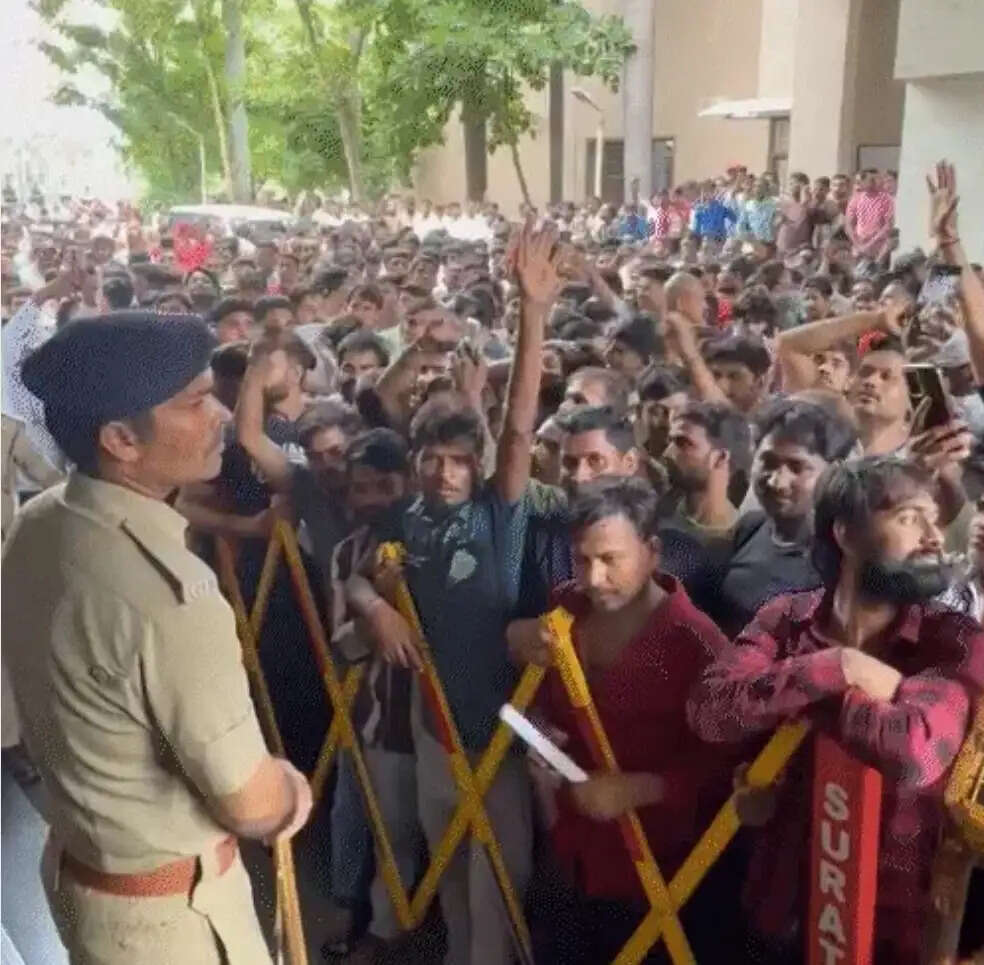 सूरत में श्रमिकों का कलेक्ट्रेट पर प्रदर्शन, रविवार की छुट्टी और पूरे वेतन की मांग