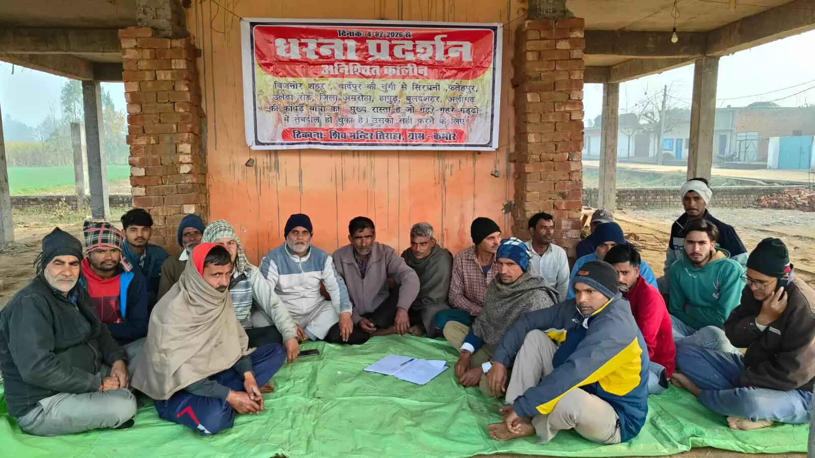 मार्ग निर्माण नहीं होने से नाराज ग्रामीणों ने मंदिर प्रांगण में शुरू किया धरना प्रदर्शन