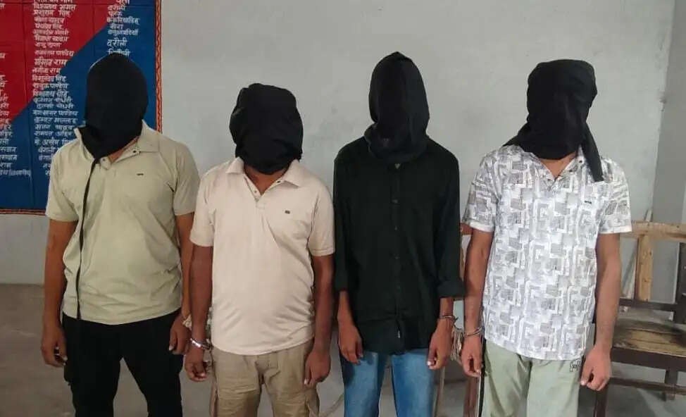 बालू-शराब माफिया पर पुलिस की बड़ी कार्रवाई, वांछित प्रकाश उपाध्याय समेत चार गिरफ्तार