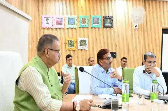पॉलीहाउस निर्माण में तेजी लाएं, किसानों को समय पर मिले योजनाओं का लाभ : गणेश जोशी