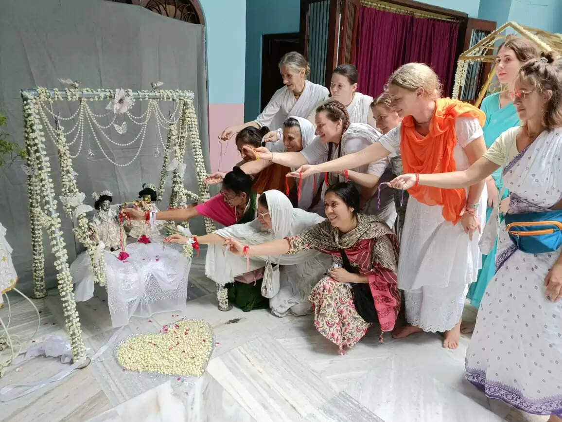 विदेशी महिलाओं ने कृष्ण-बलराम को बांधी राखी