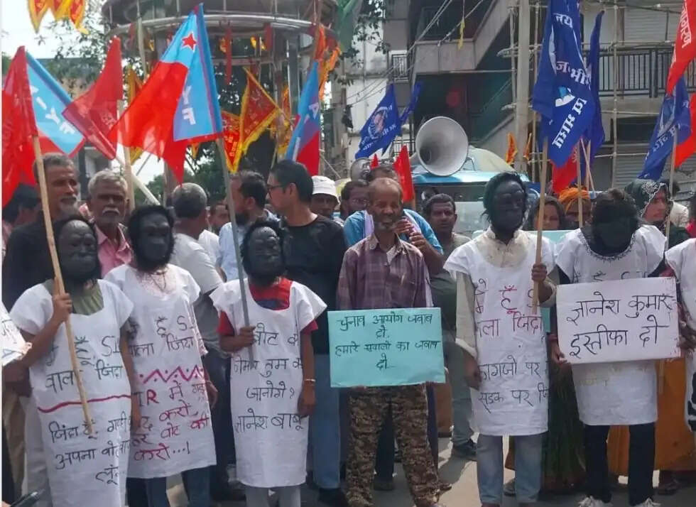 एसआईआर के विरोध में जिंदा लाश मार्च,कॉकरोच का मुखौटा लगाकर प्रदर्शन