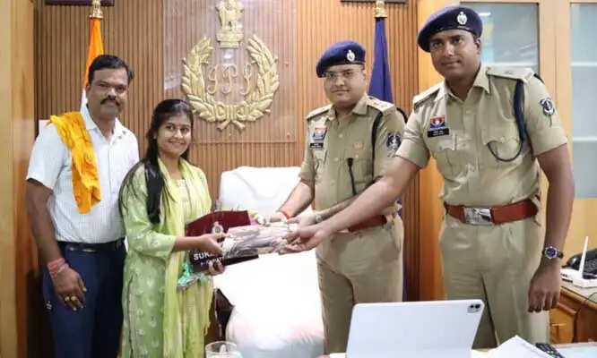 सुकमा एसपी ने एमएससी में 90.50% अंक लाने वाली मुस्कान का किया सम्मान