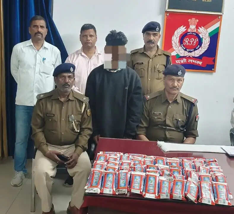 सीवान स्टेशन पर 15 लीटर देसी शराब के साथ तस्कर गिरफ्तार