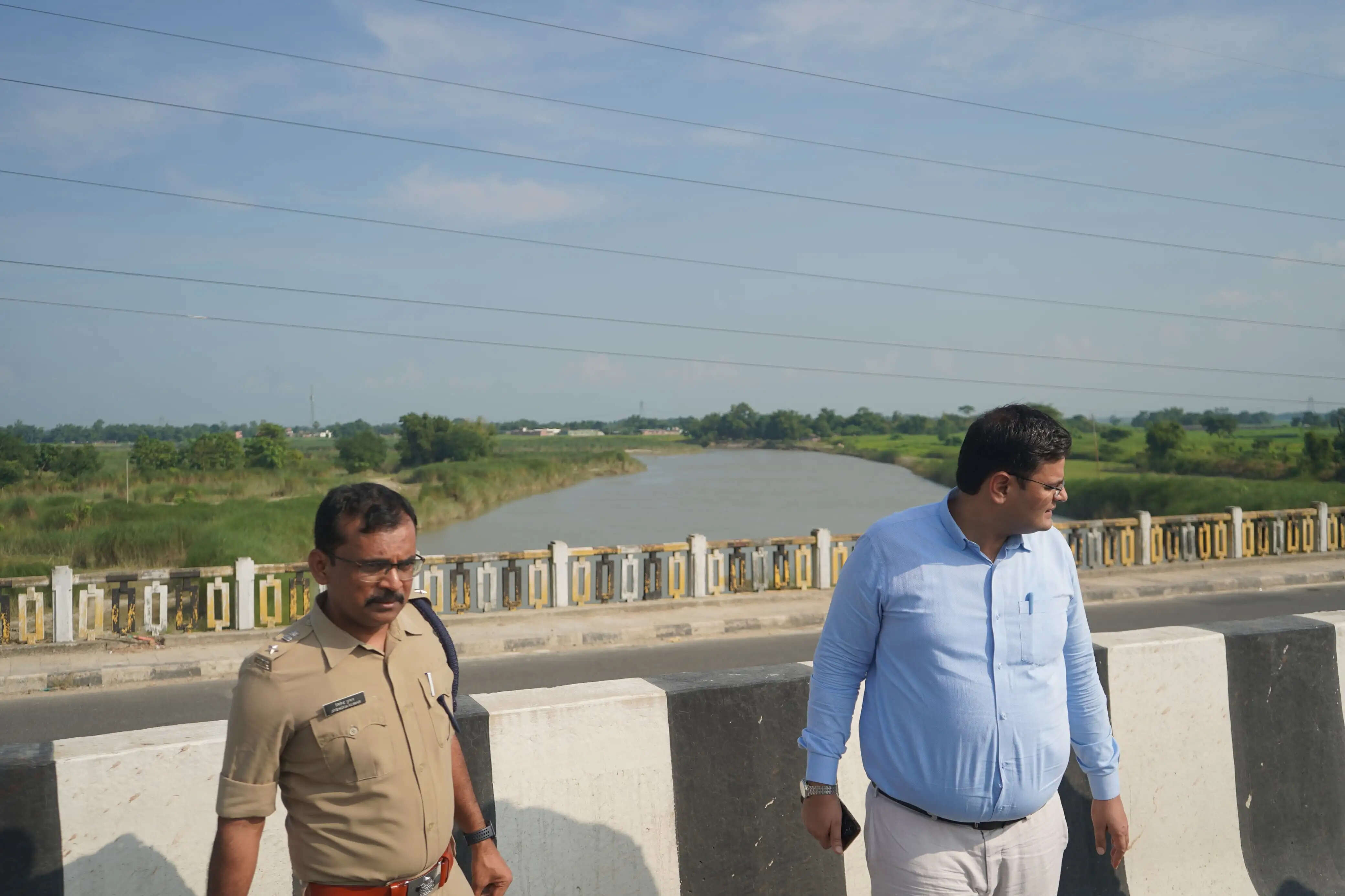 जिला में नदियों का जलस्तर सामान्य,डीएम ने एसपी के साथ किया परमान नदी का निरीक्षण