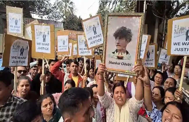 सिलीगुड़ी हिट एंड रन मामला : आरोपित को अदालत में किया गया पेश, पीड़ित परिवार ने किया प्रदर्शन