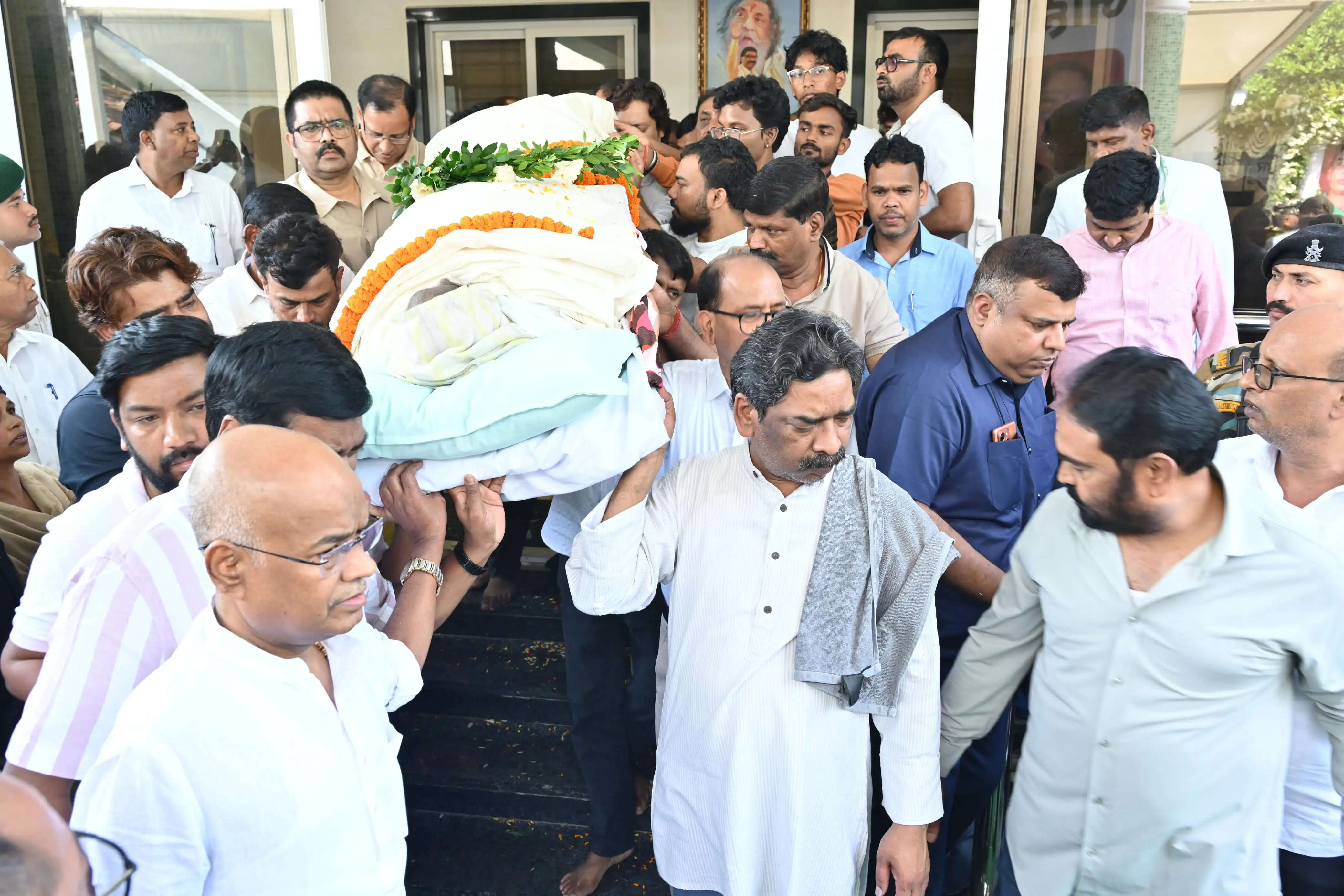 रूपी सोरेन का पार्थिव शरीर अंतिम संस्कार के लिए नेमरा रवाना
