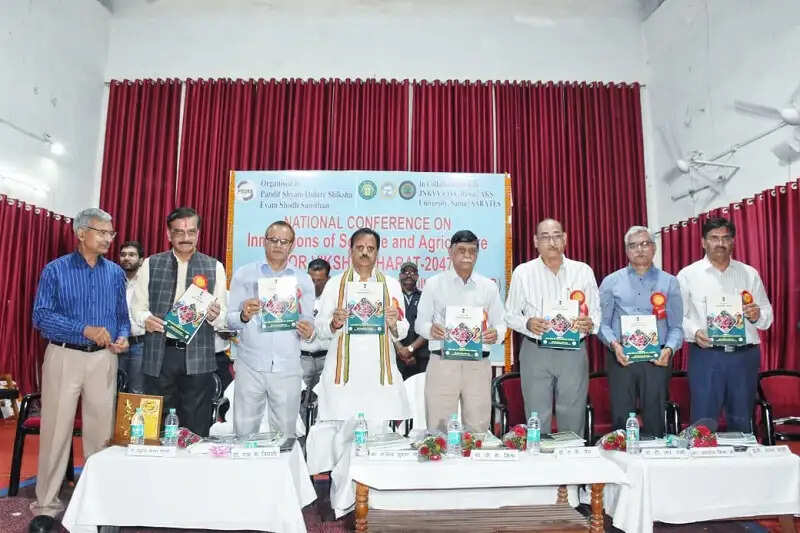 धरती माता और भावी पीढ़ी को स्वस्थ रखने के लिए करें प्राकृतिक खेती: उप मुख्यमंत्री शुक्ल