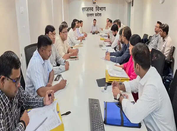 राहत आयुक्त ने की बाढ़ प्रभावित संवेदनशील जिलों की तैयारियों की समीक्षा