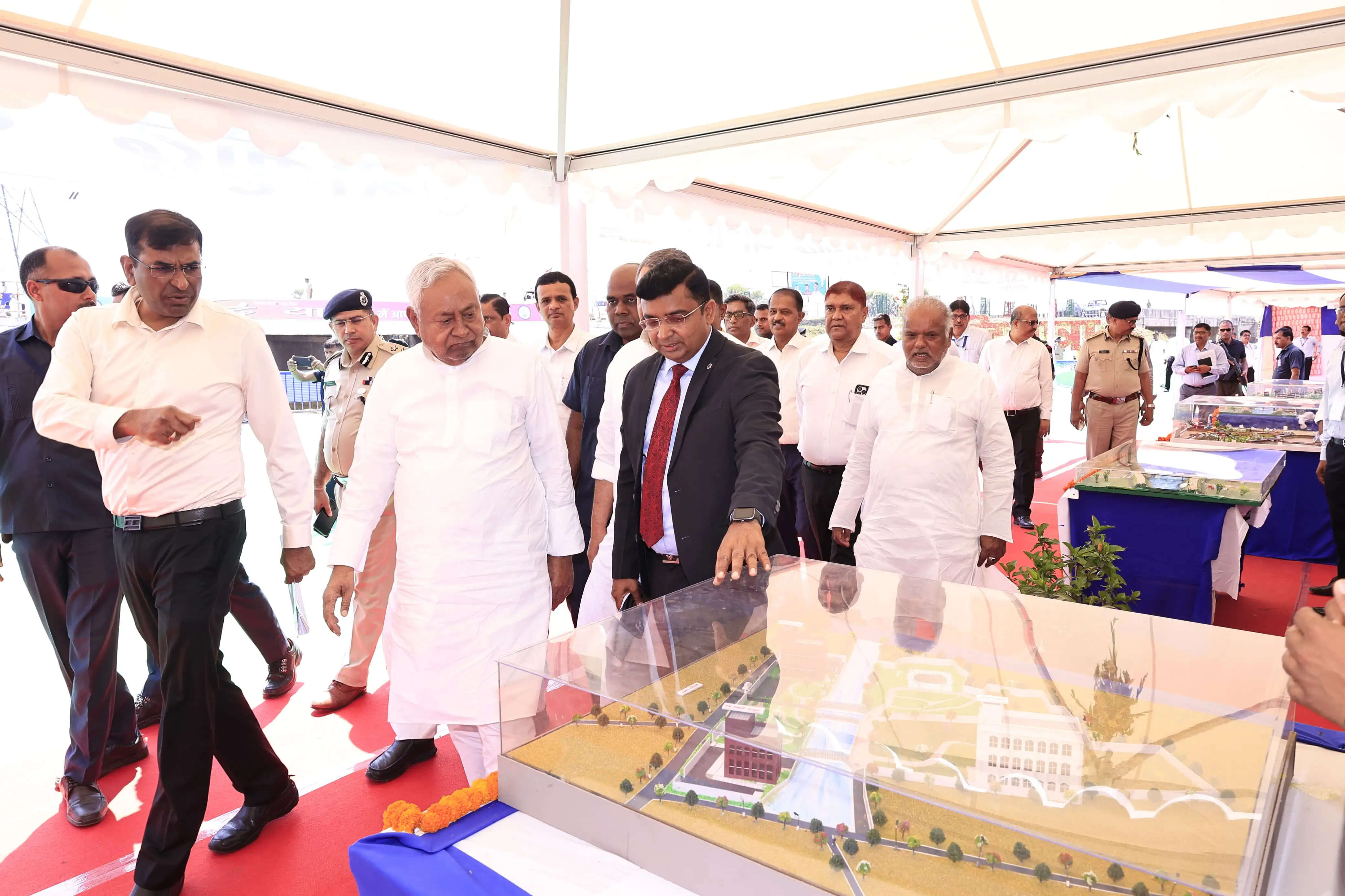 समृद्धि यात्रा के क्रम में नालंदा जिले में विभिन्न विकासात्मक योजनाओं का मुख्यमंत्री ने लिया जायजा