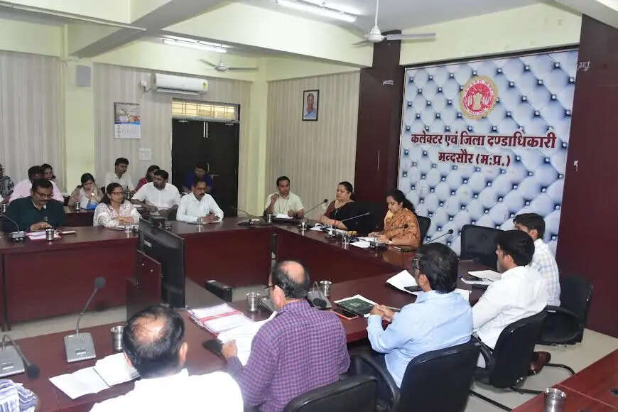 मंदसौरः ठोस अपशिष्ट प्रबंधन कार्य नियोजित ढंग से किया जाए- कलेक्टर