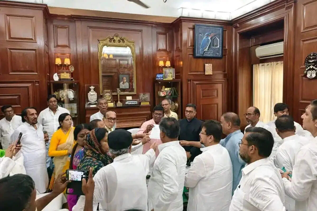 (संशाेधित) तृणमूल में दो फाड़ के संकेत, 58 विधायकों ने की ऋतब्रत बनर्जी को विपक्ष का नेता बनाने की मांग