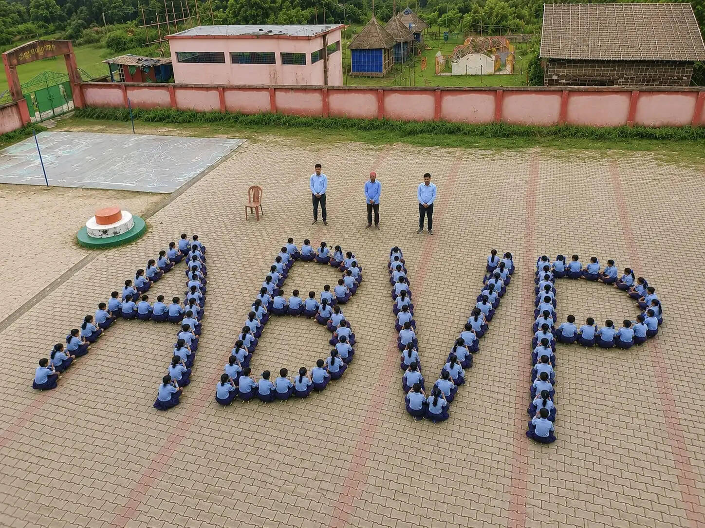 अभाविप के स्थापना दिवस पर स्कूली बच्चों ने बनाया मानव श्रृंखला