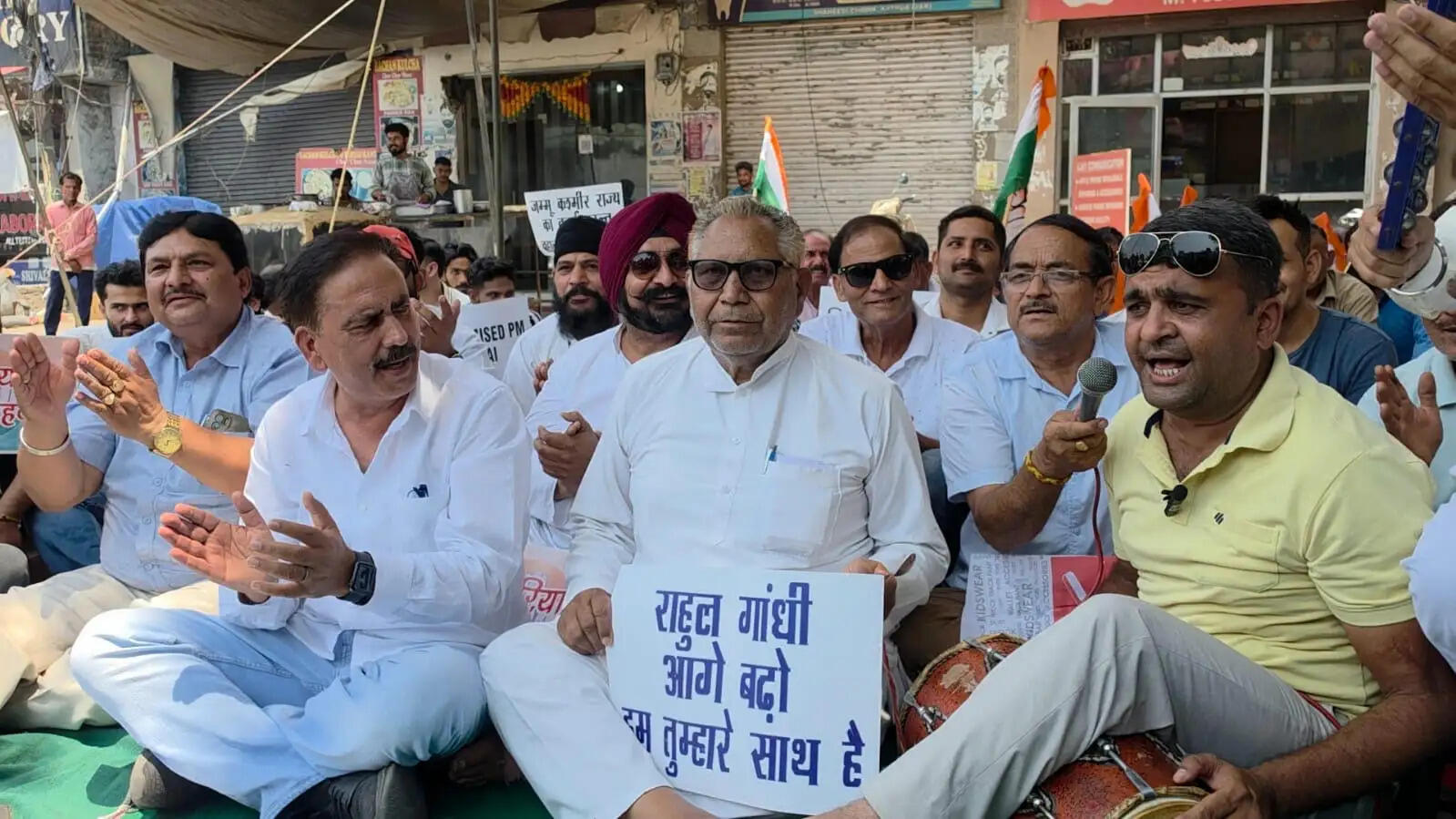 “महंगाई डायन खाए जात है” की गूंज-कठुआ में कांग्रेस का अनोखा विरोध, गानों के जरिए केंद्र पर निशाना