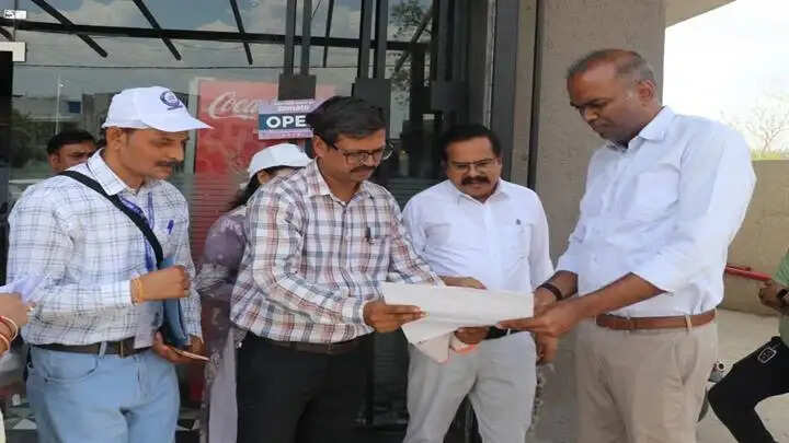 विदिशाः संभागायुक्त ने ग्राम रंगई पहुंचकर जनगणना कार्यों का किया निरीक्षण