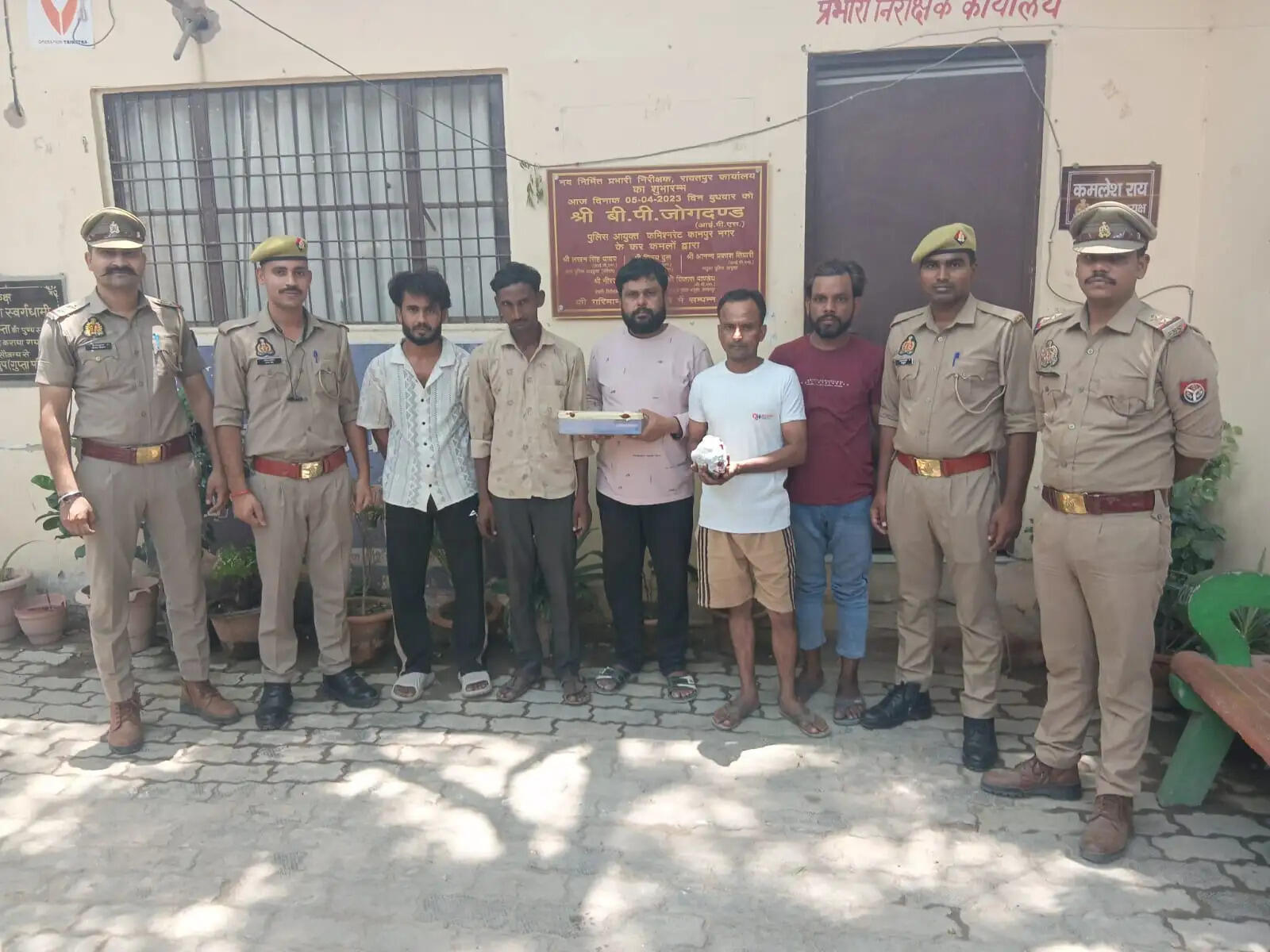 कानपुर में पांच जुआरी गिरफ्तार, 28 हजार रुपये से अधिक नकदी बरामद