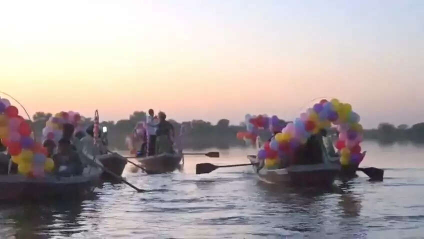 तालाब की लहरों पर सजी बारात, नावों में बैठकर दूल्हा पहुंचा ससुराल