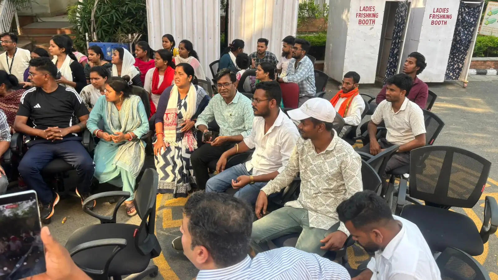 वेतन के लिए आंदोलन कर रहे कर्मियों की आजसू ने कराई कंपनी से वार्ता