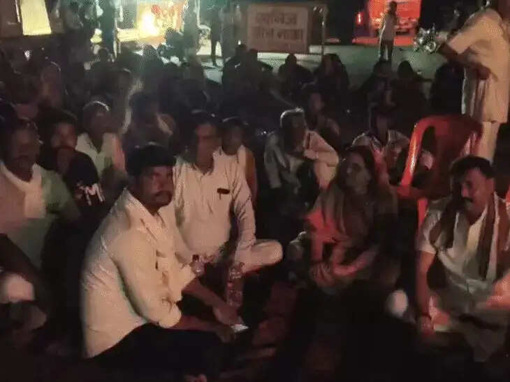 नरसिंहपुर:&nbsp;तेज रफ्तार डंपर ने युवक को कुचला, मौके पर मौत,&nbsp;शव रखकर 10 घंटे हाईवे जाम
