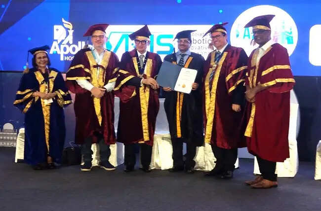 मेरठ&nbsp;के&nbsp;सर्जिकल ऑन्कोलॉजिस्ट&nbsp;डॉ.&nbsp;उमंग&nbsp;मित्तल&nbsp;को&nbsp;रोबोटिक सर्जरी में&nbsp;मिली&nbsp;फेलोशिप