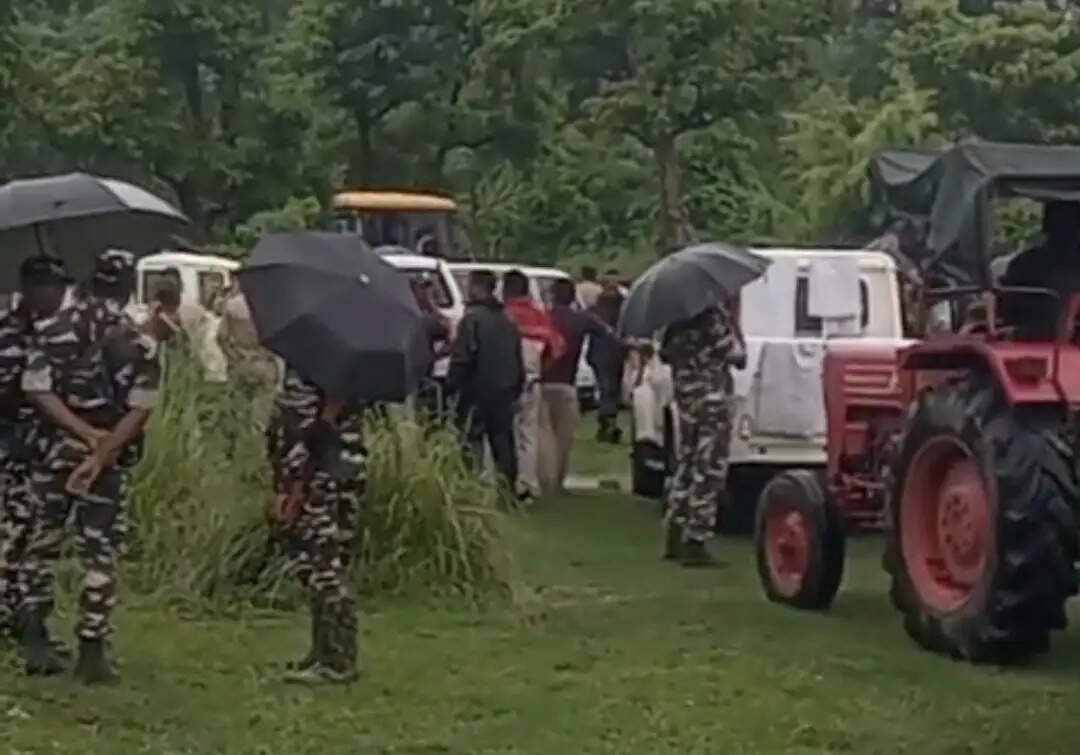 अतिक्रमण हटाने पहुंची वन विभाग के जेसीबी को आक्रोशित ग्रामीणों ने जलाया