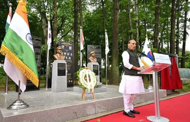 राजनाथ सिंह ने सियोल के इमजिनगैक पार्क में भारतीय युद्ध स्मारक का उद्घाटन किया