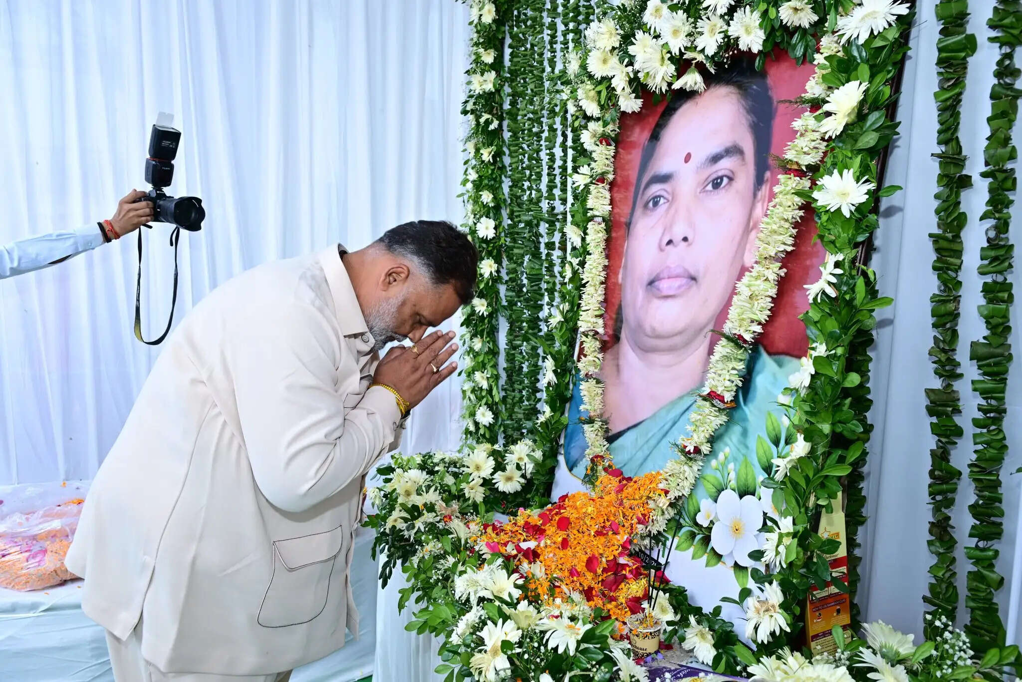 हेमंत सोरेन की मां रूपी सोरेन को श्रद्धांजलि देने पहुंचे भूपेश बघेल समेत कई नेता