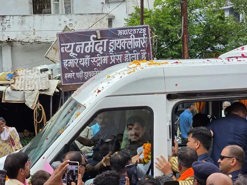 जबलपुरः मुख्यमंत्री का हुआ जगह-जगह स्वागत, पदोन्नति मिलने पर अधिकारी-कर्मचारियों ने जताया आभार