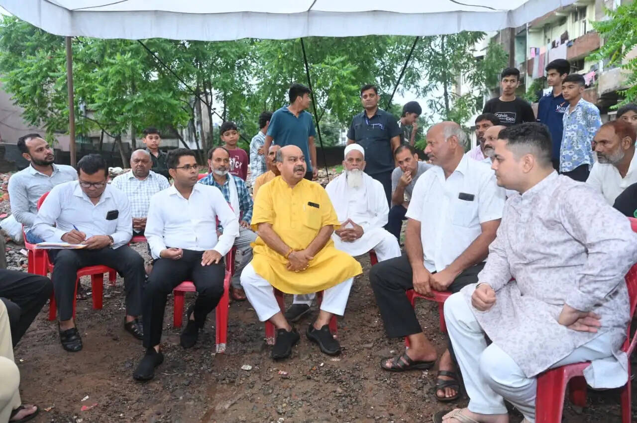 रायपुर : विधायक पुरन्दर मिश्रा ब्लू वाटर हादसे में मृत युवक मोहम्मद आदिल के मौदहापारा स्थित घर पहुंचे