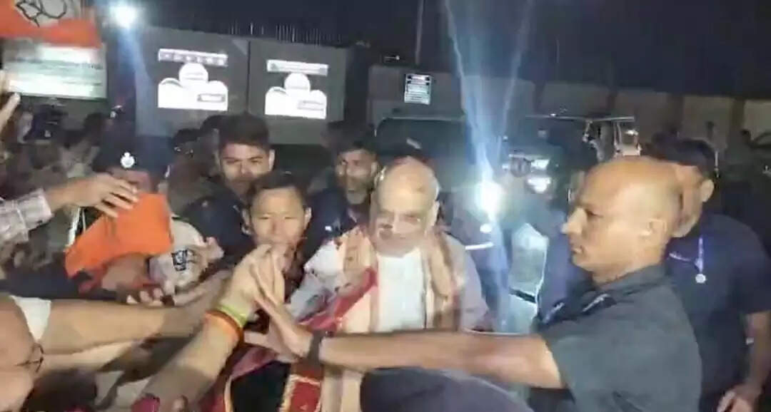 केंद्रीय गृह मंत्री अमित शाह पहुंचे रांची, एयरपोर्ट पर भाजपा कार्यकर्ताओं ने किया स्वागत