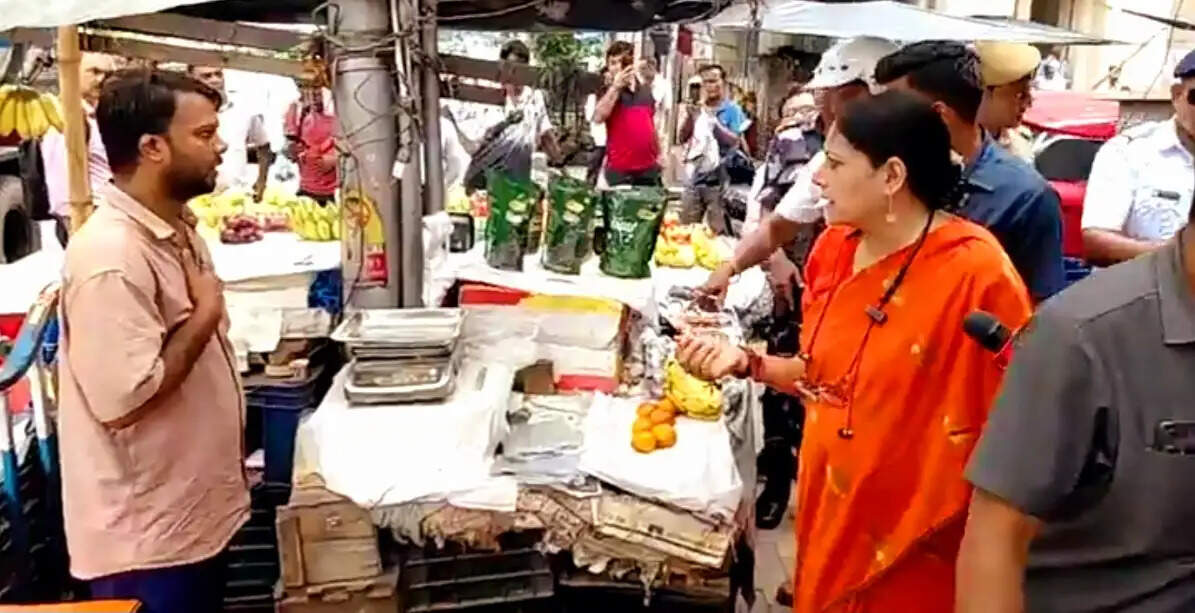 कॉलेज स्ट्रीट एवं पार्क स्ट्रीट में मंत्री अग्निमित्रा पाल ने फुटपाथ कब्जे पर दी चेतावनी