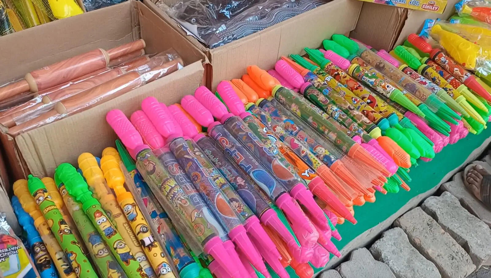 होली की आहट के साथ बाजारों में रौनक, रंग-गुलाल और पिचकारी की खरीदारी तेज