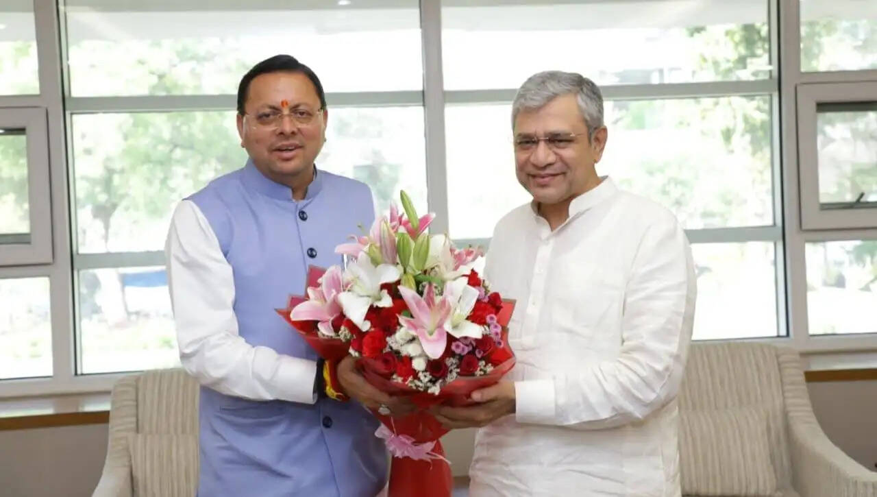 उत्तराखंड के मुख्यमंत्री ने रेल मंत्री से की मुलाकात, रेल परियोजनाओं में तेजी और डिजिटल कुंभ के लिए मांगी मदद