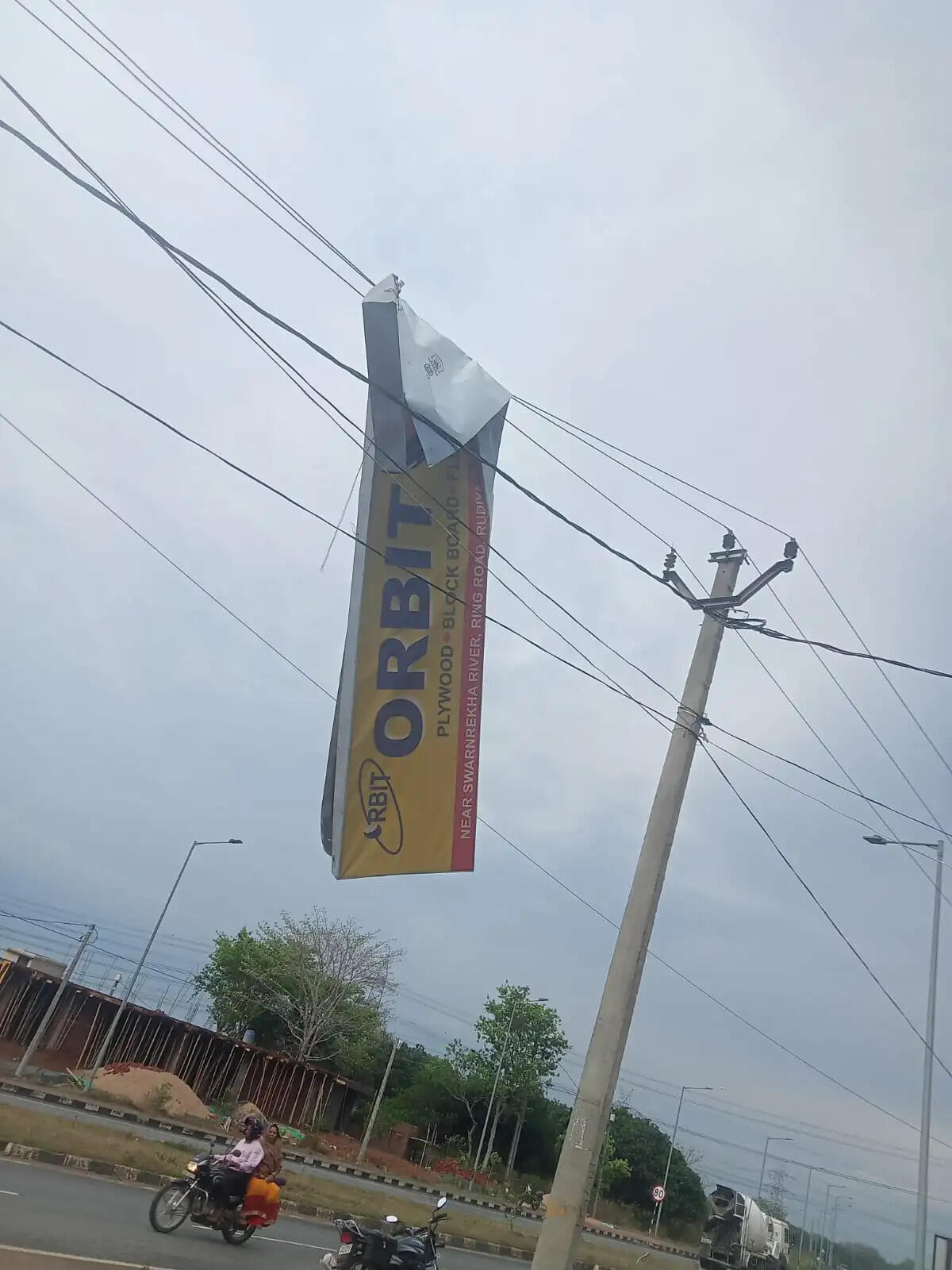 (अपडेट) आंधी बारिश से रांची में कई जगहों पर गिरा बिजली का पोल, बिजली सेवा बाधित