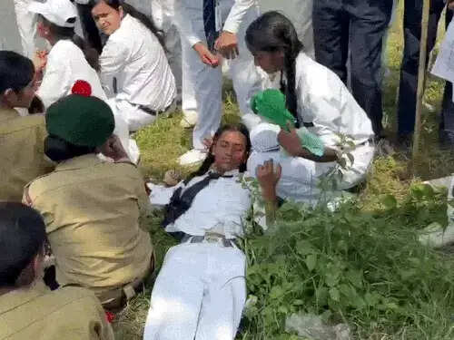 फरीदाबाद : तिरंगा यात्रा में बच्चों की तबीयत बिगड़ी, कई काे हुई उल्टियां