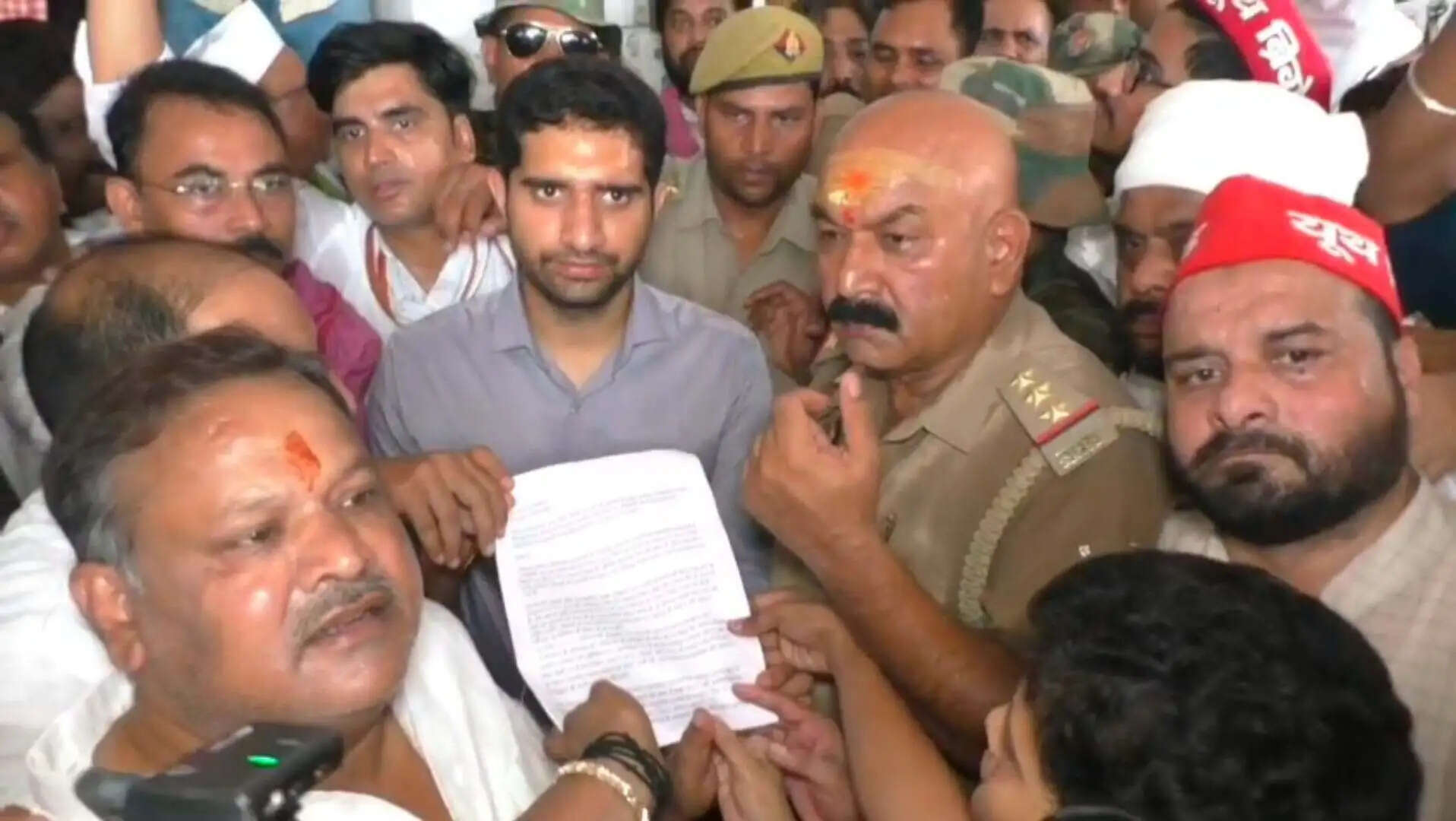 ( अपडेट) मीट, मछली और मुर्गे की दुकानों को काशी की शहरी सीमा से बाहर स्थानांतरित करने के विरोध में प्रदर्शन