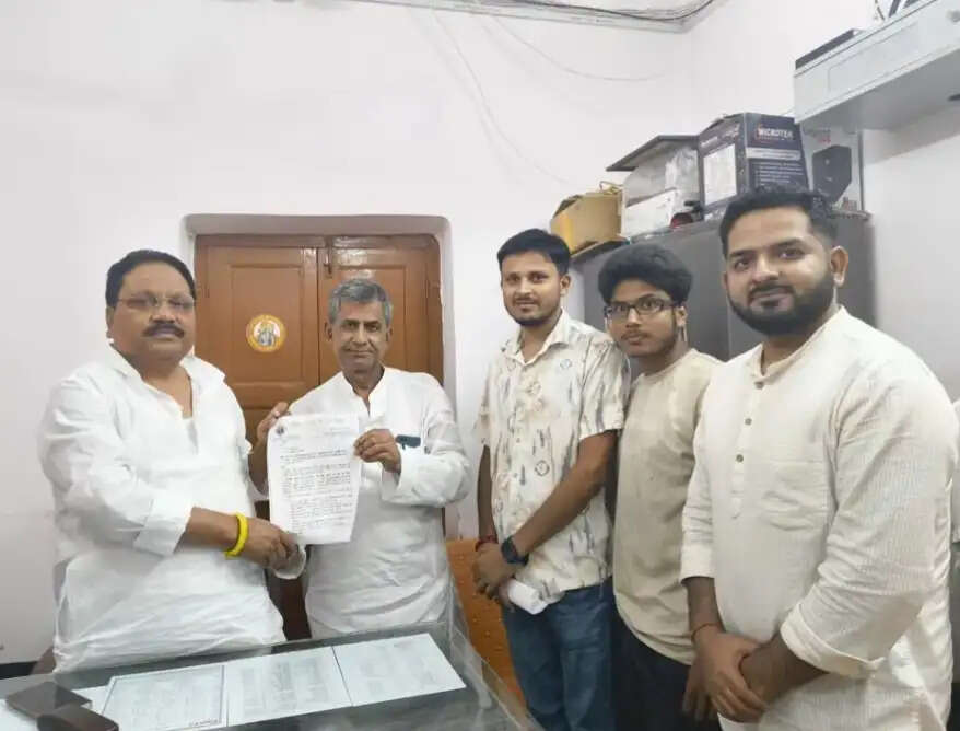 अभाविप शिष्टमंडल ने सांसद को ज्ञापन सौंप क्षतिग्रस्त पुलिया निर्माण की मांग की