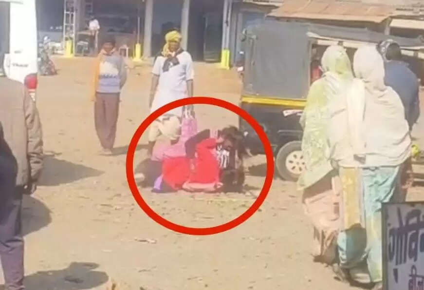 अनूपपुर: बीच सड़क बनी दो युवतियों के लिए अखाड़ा, गुत्थम-गुत्थी करते देख रहे तमासबीन