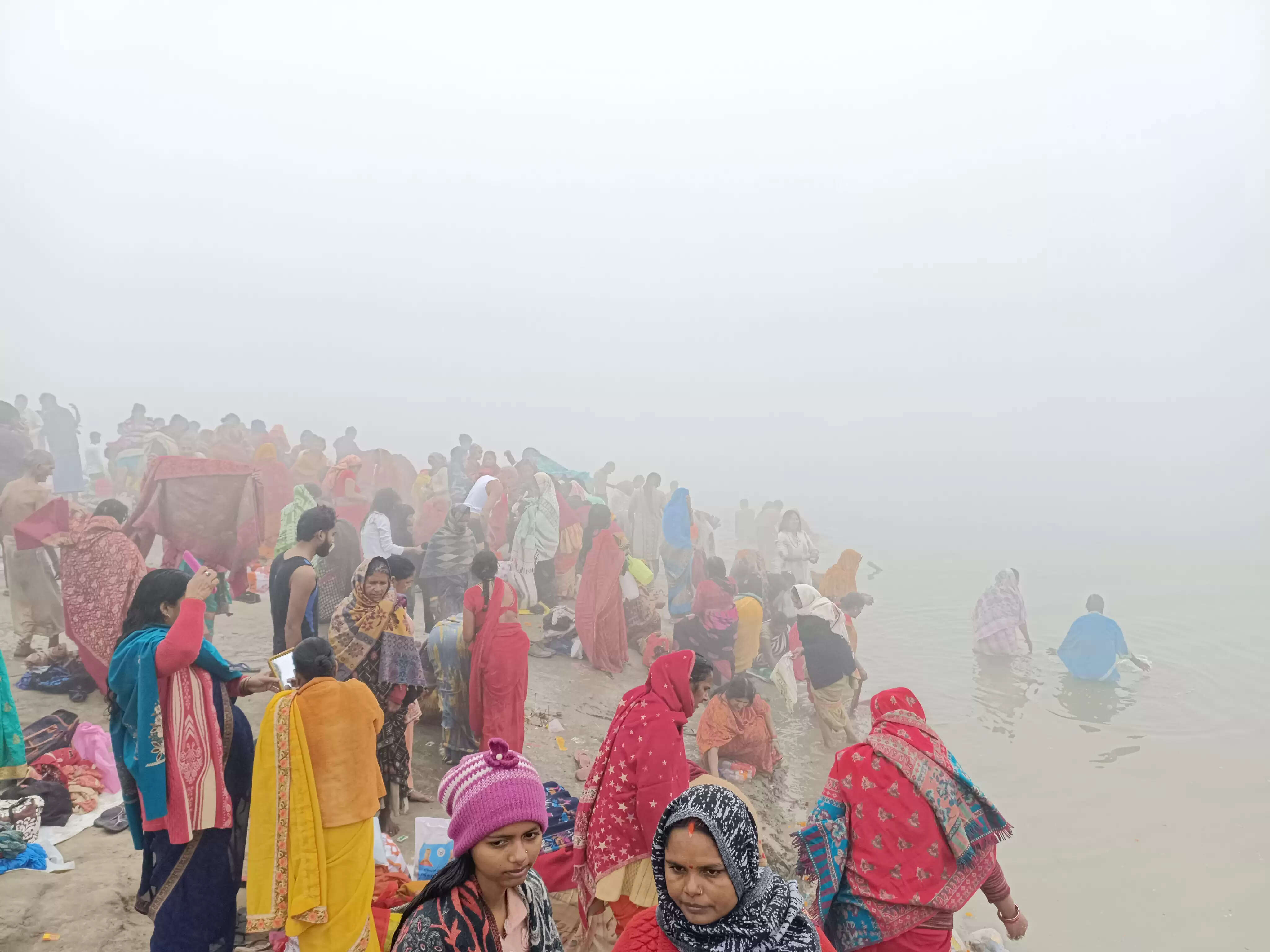 मौनी अमावस्या पर बलिया में लाखों ने किया गंगा स्नान