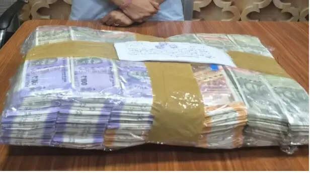 42 लाख की बैंक लूट मामला: रेकी करने वाली प्रेमिका गिरफ्तार