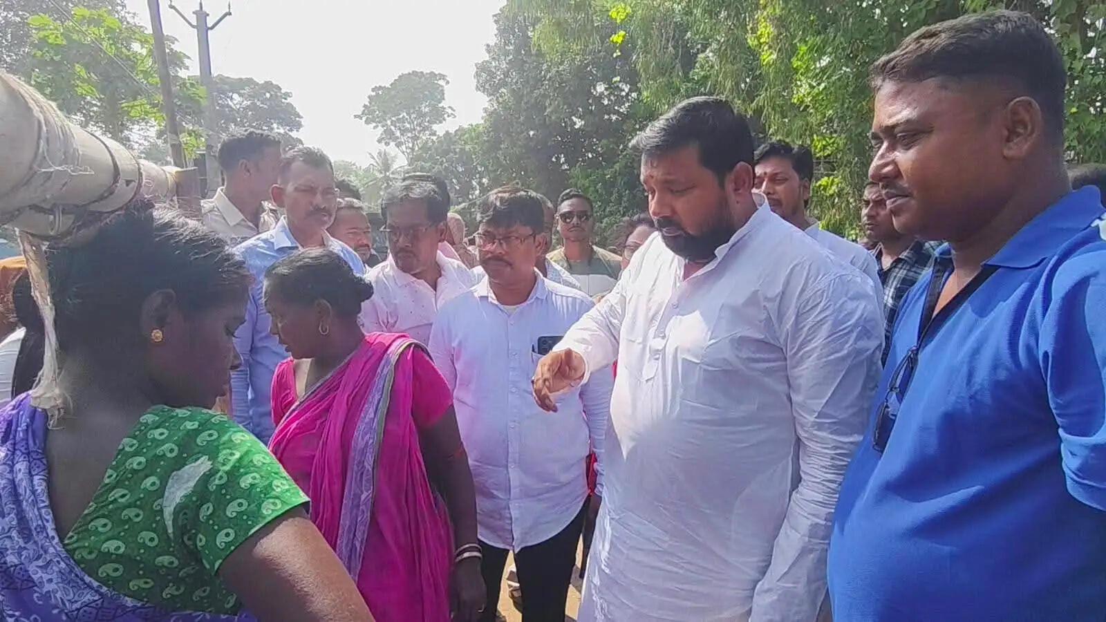 आग लगने से कई घर जलकर&nbsp;राख, विधायक विमान घोष ने दिया मदद का आश्वासन