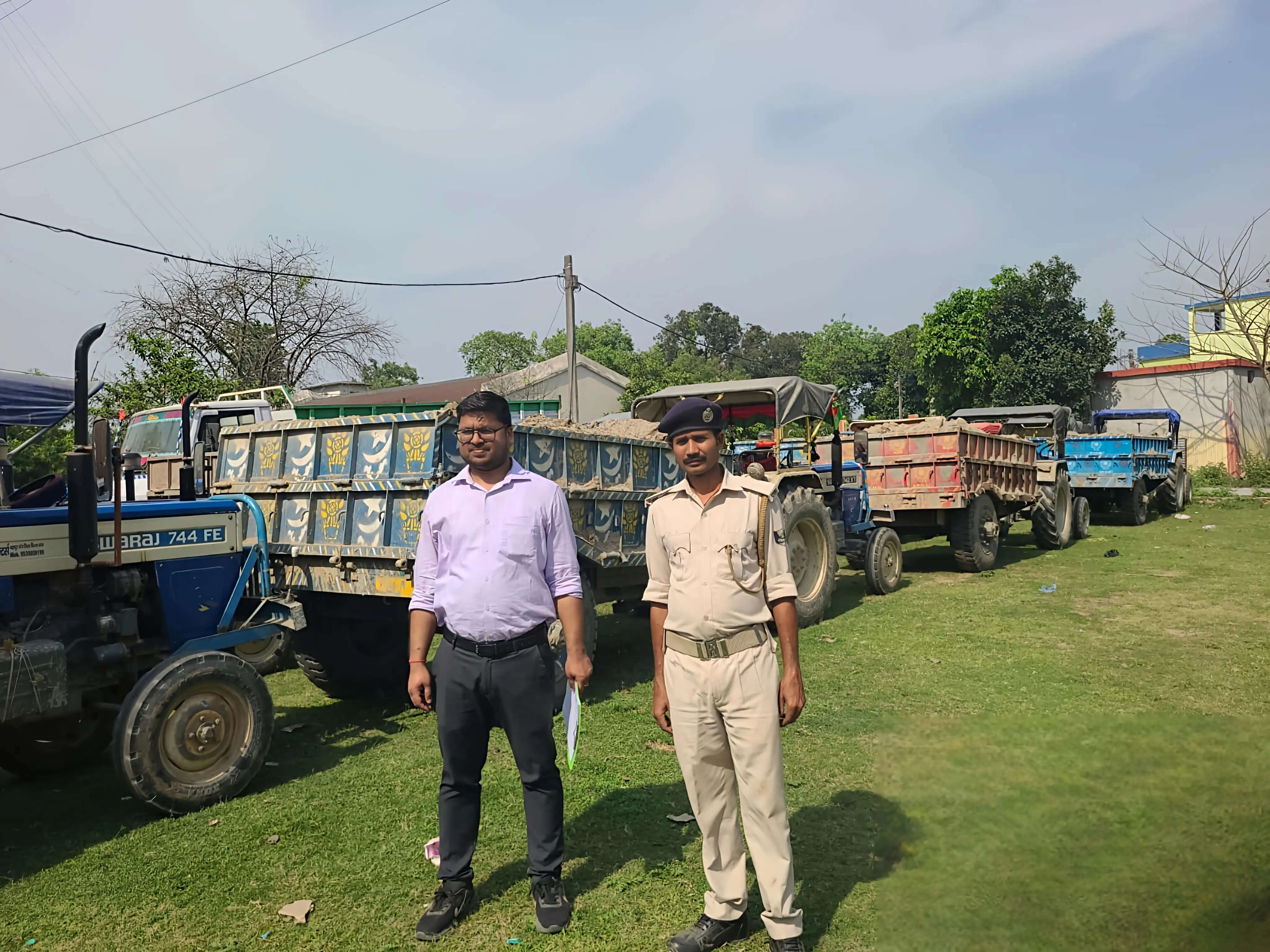 किशनगंज में अवैध मिट्टी खनन पर बड़ी कार्रवाई, 17 ट्रैक्टर जब्त, 18.56 लाख का जुर्माना