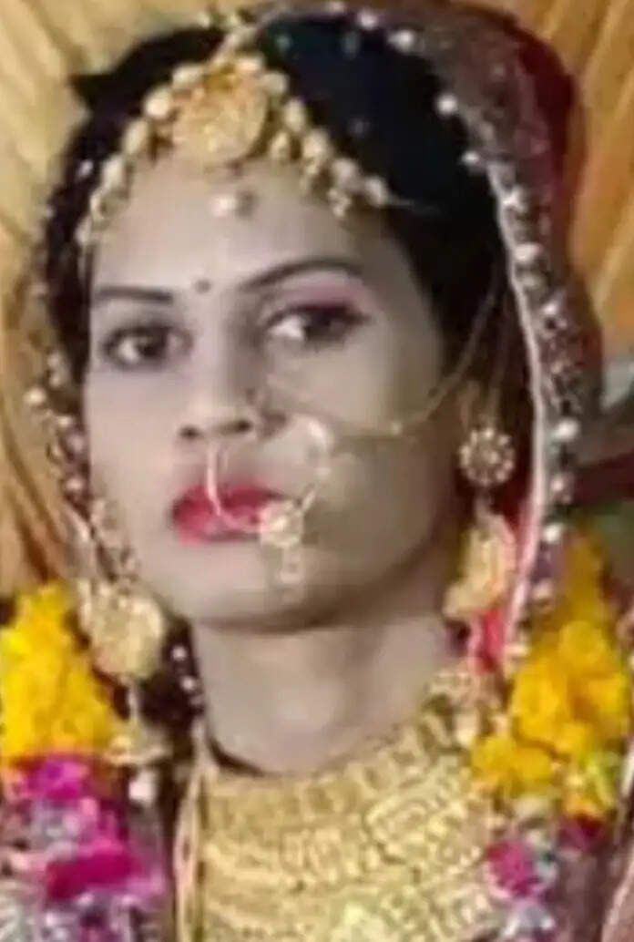 झांसी : मेडिकल कॉलेज की मोर्चरी में महिला के शव का कान कीड़ों ने खाया, परिजनों का हंगामा