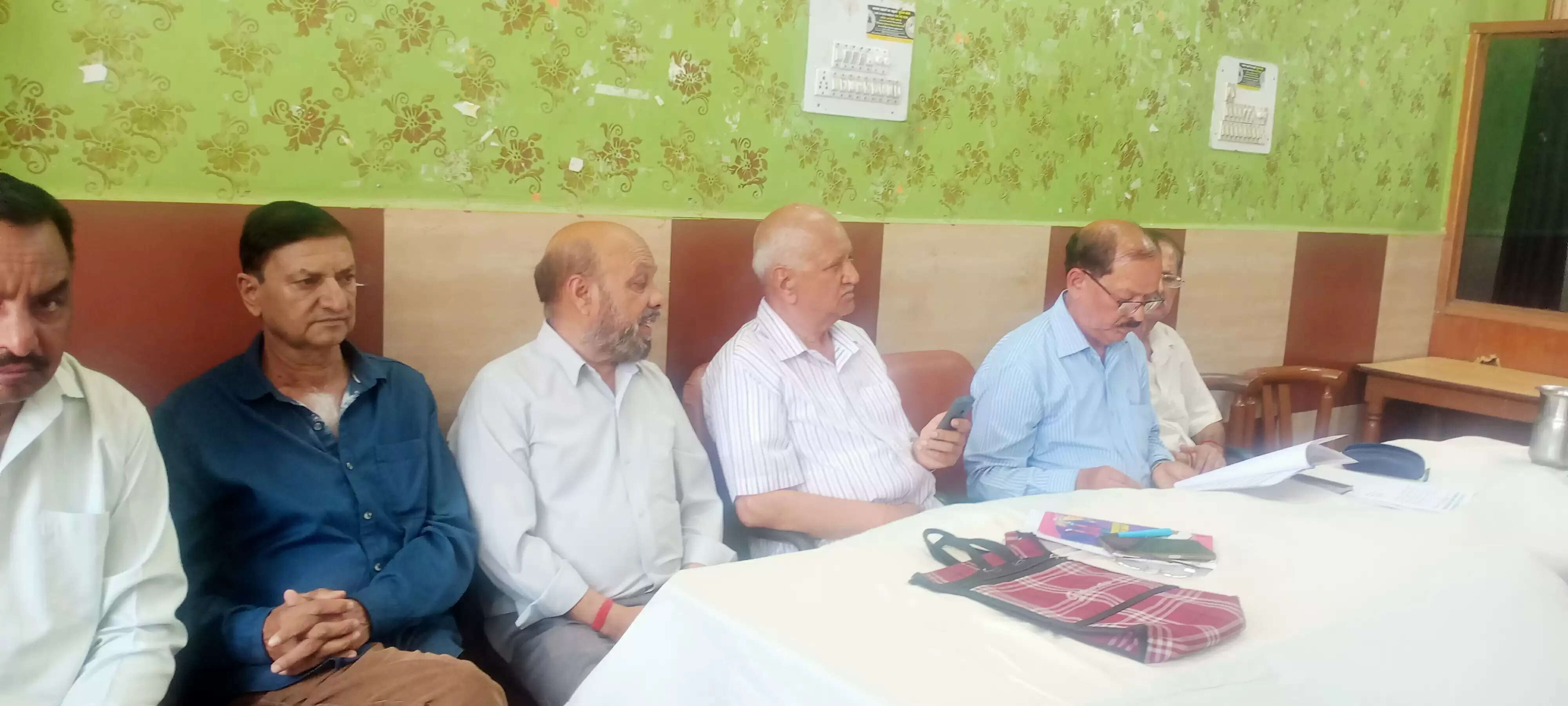 बिजली बोर्ड के पेंशनर देश की सेना के साथ, बैठक में सेना की बहादुरी का किया स्वागत