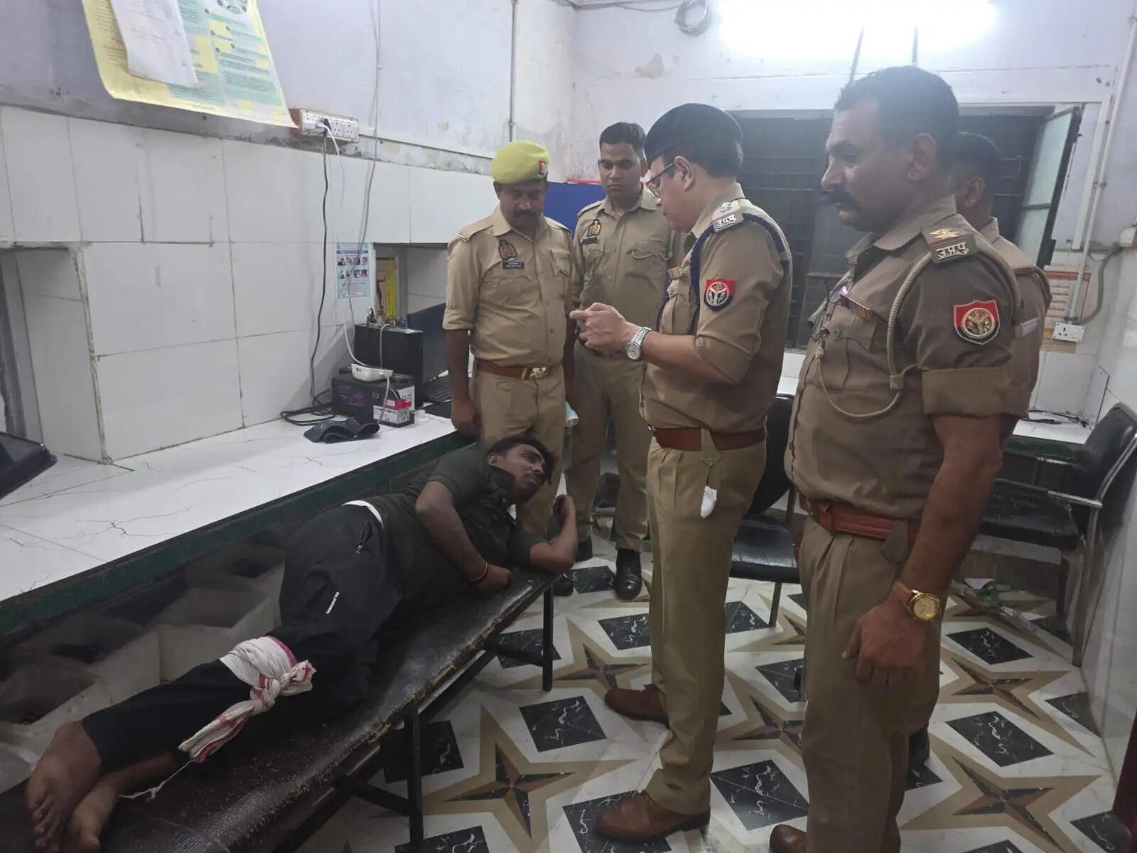 पुलिस मुठभेड़ में घायल सहित तीन बदमाश गिरफ्तार