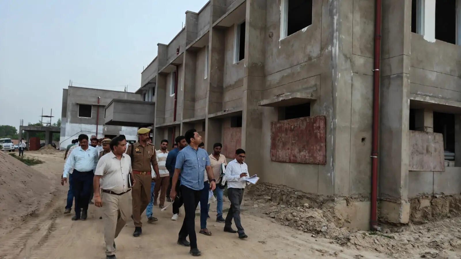 100 शैय्या युक्त अस्पताल निर्माण की धीमी प्रगति पर डीएम नाराज, गुणवत्ता सुधारने के दिए निर्देश