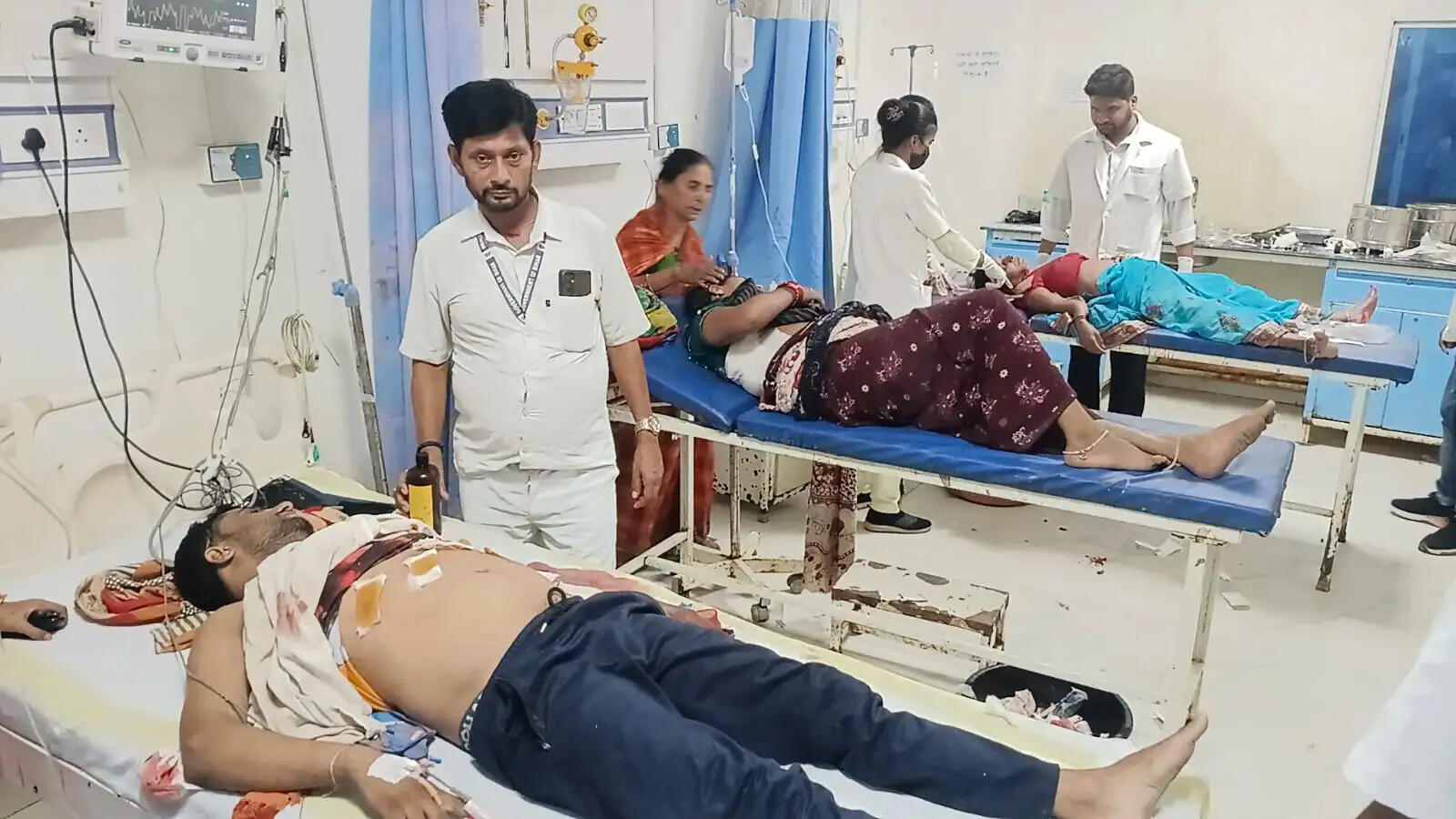 पट्टीदारों के चाकू हमले में युवक की मौत, महिला समेत दो घायल