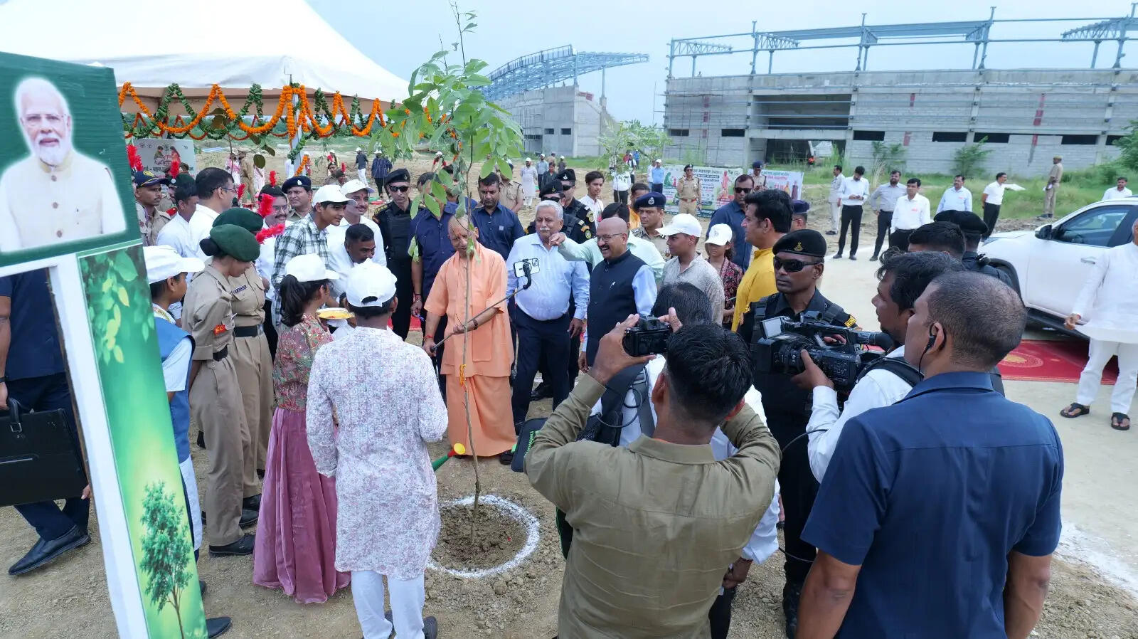 एमजीयूजी में मुख्यमंत्री याेगी ने किया भाई बहन पौधरोपण का शुभारंभ
